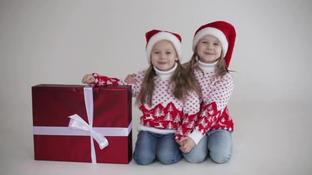 Ragazze carine a Babbo Natale cappelli con regalo di Natale. — Video Stock