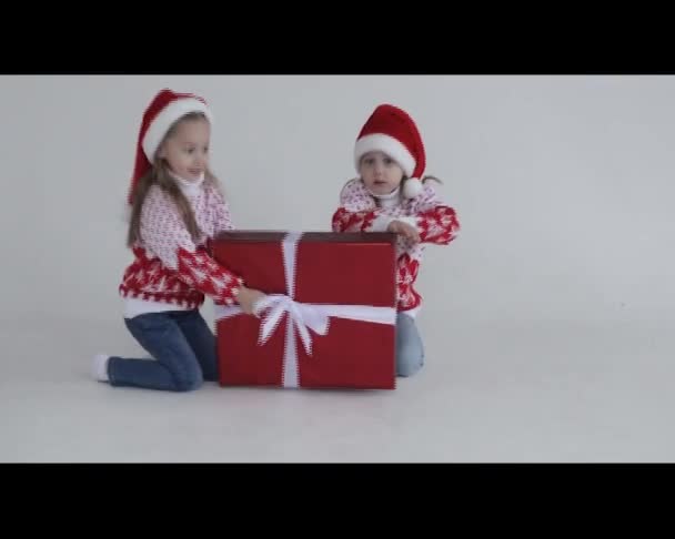 Ragazza prende un regalo di Capodanno dal suo amico — Video Stock