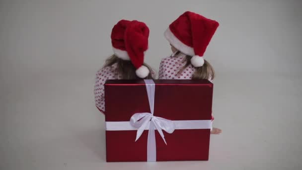Due bambine a Babbo Natale girano la testa — Video Stock