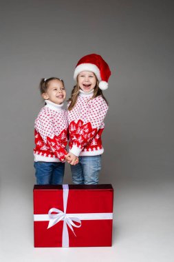 Stüdyoda kışlık süveter giyen sevimli çocuklar..