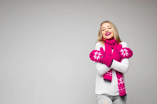 Mujer rubia encantadora vestida con ropa de invierno acogedora — Foto de Stock