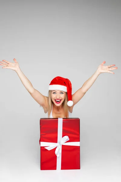 Lycklig kvinna sprudlar ut ur en fin julklapp — Stockfoto