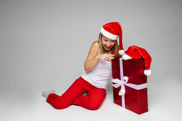 Photo concept de Noël de dame joyeuse avec une énorme boîte cadeau — Photo