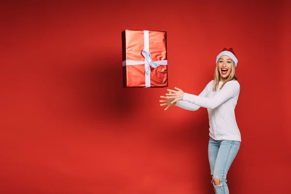 Glad kvinna kasta upp en stor låda med en gåva — Stockfoto
