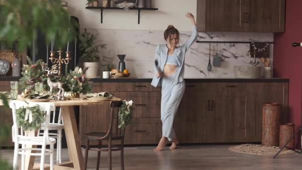 Menina no pijama se divertindo na cozinha. — Vídeo de Stock