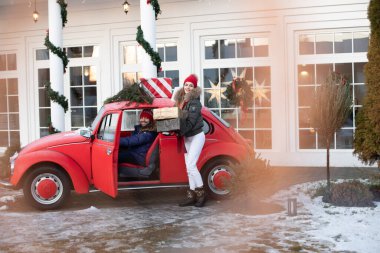 Genç çift aileleri için Noel hediyesi alır ve onları kırmızı bir arabayla evlerine götürür.