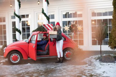 Genç çift aileleri için Noel hediyesi alır ve onları kırmızı bir arabayla evlerine götürür.