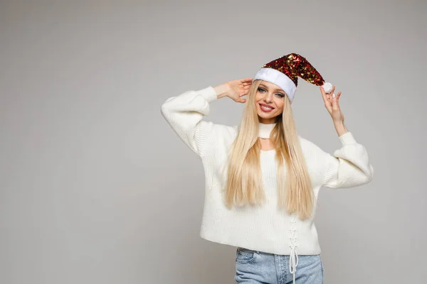 Hermosa joven con sonrisas de pelo rubio, imagen aislada en el fondo blanco — Foto de Stock