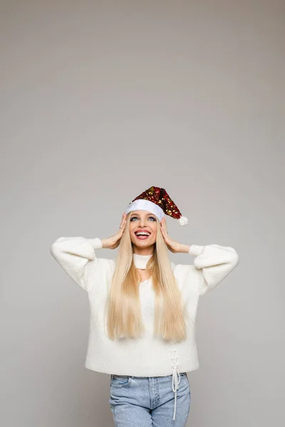 Ευτυχισμένος νεαρός Καυκάσιος Σάντα κυρία σε λευκό πουλόβερ — Φωτογραφία Αρχείου