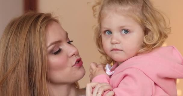 Femme souriante jouant avec son bébé mignon à la maison — Video