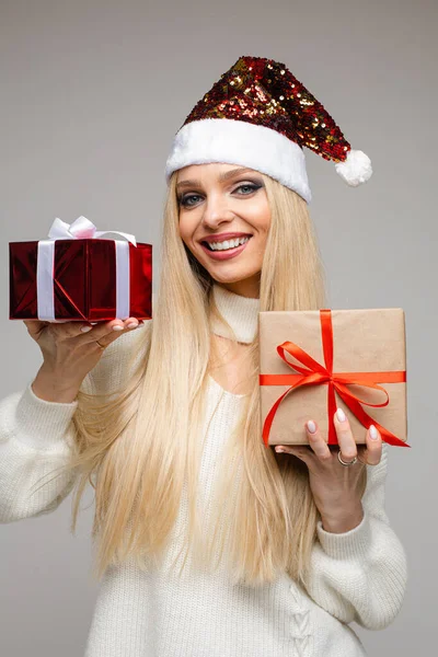 Vacker blondin med julklappar i händerna. — Stockfoto