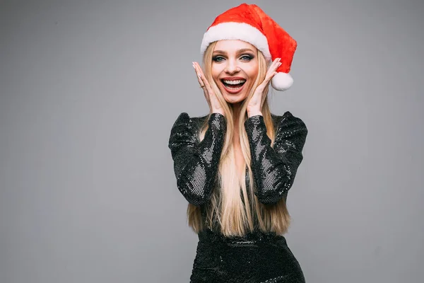 Frumos tânără blondă femeie se bucură de atmosfera de Crăciun — Fotografie, imagine de stoc