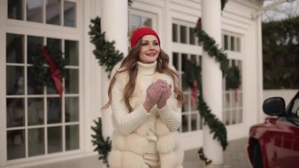 Gyönyörű nő küld levegő csókok karácsonykor. — Stock videók
