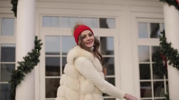 Chica bonita bailando al aire libre en Navidad. — Vídeos de Stock