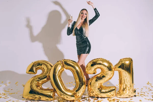 술을 마시고 2021 년 새해 풍선을 타고 멋진 금발 여성. — 스톡 사진