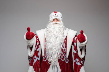 Görkemli baş parmaklı Peder Frost..