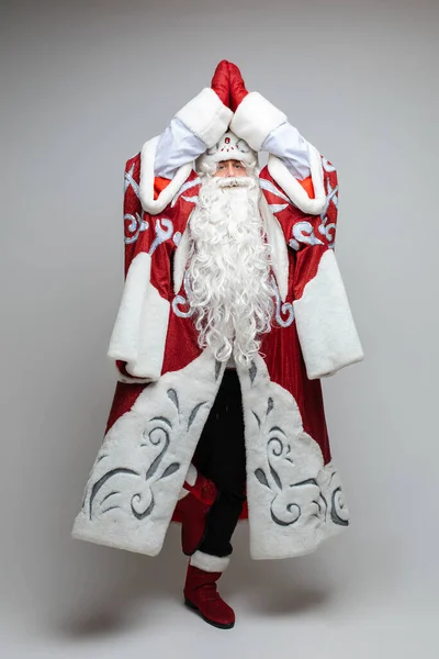 Дед Мороз позирует с руками в жест намасте. — стоковое фото