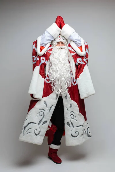 Father Frost posando com os braços para cima em gesto namaste. — Fotografia de Stock