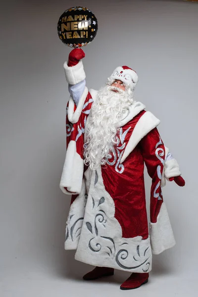 Picture of old santa claus holds a baloon with wishes in his hands and likes it — Stock Photo, Image