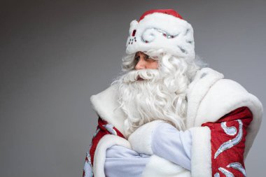 Yaşlı baba Frost gülümsemez.