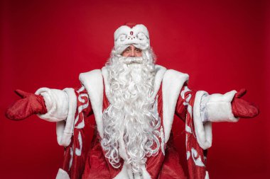 Noel Baba 'nın kırmızı stüdyo arka planı, xmas ve yeni yıl reklam fotoğrafçılığına hoş geldiniz.