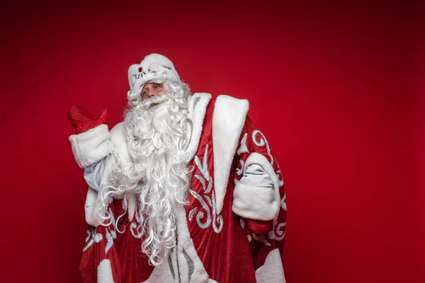 Father Frost dançando com a mão para cima. — Fotografia de Stock