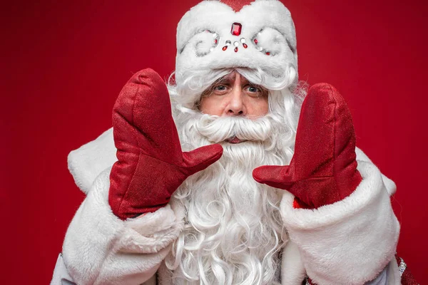 Ritratto del padre gelo in lungo cappotto caldo, guanti rossi e un cappello che chiama qualcuno — Foto Stock