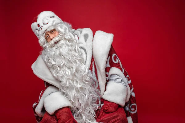 Papai Noel com barba longa branca inclinada para a direita. — Fotografia de Stock