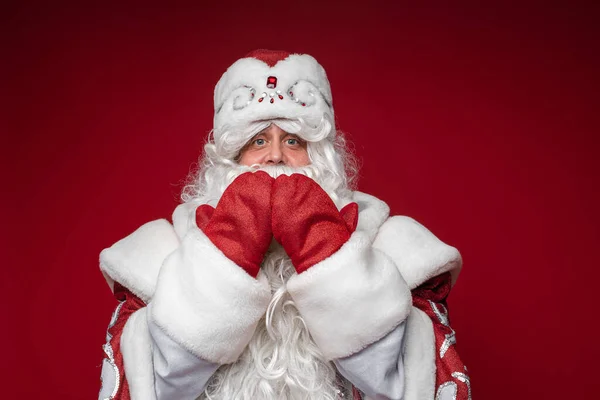 Father Frost com as mãos pela boca olhando para a câmera. — Fotografia de Stock