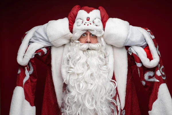 Vater Frost im langen warmen Mantel, roten Handschuhen und Hut gerät in Panik und hält sich den Kopf — Stockfoto