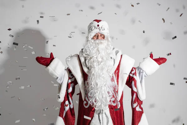 Alegre Father Frost estendendo os braços sob confete. — Fotografia de Stock