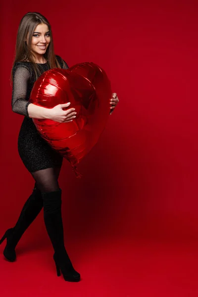 Mooie brunette met hartvormige ballon. Sint-Valentijnconcept. — Stockfoto