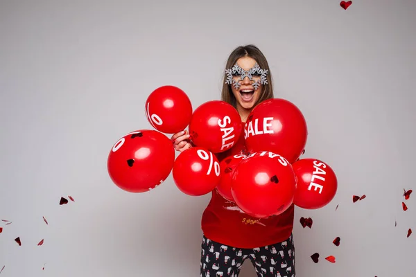 Χαμογελώντας όμορφη κυρία απολαμβάνοντας με κόκκινα μπαλόνια στο στούντιο — Φωτογραφία Αρχείου