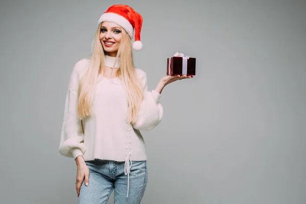 Mujer rubia bonita posando con una pequeña caja de regalo — Foto de Stock