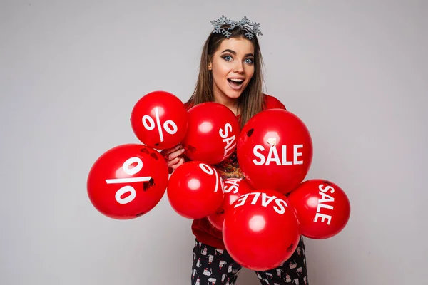 Χαρούμενη έκπληξη θετική νεαρή γυναίκα με κόκκινα μπαλόνια σε γκρι φόντο με αντίγραφο χώρο, πώληση και έκπτωση έννοια — Φωτογραφία Αρχείου