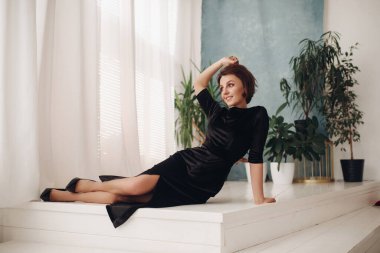 Neşeli beyaz kadın gülüşü portresi, karanlık arka planda izole edilmiş bir resim.