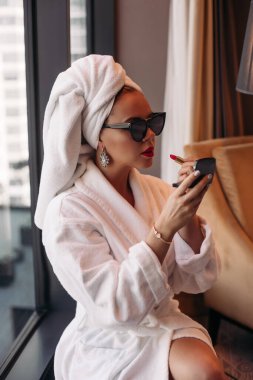 Tarz sahibi güzel bayan güzellik tedavisi yapıyor.