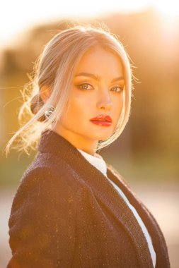 Dışarıdaki kameraya bakan şık bir bayan.