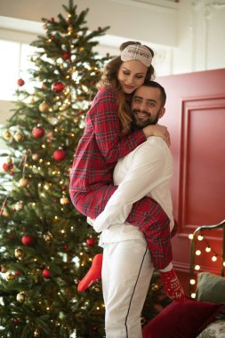 Birbirine aşık güzel bir çift Noel arifesinde birlikte çok eğlenir.
