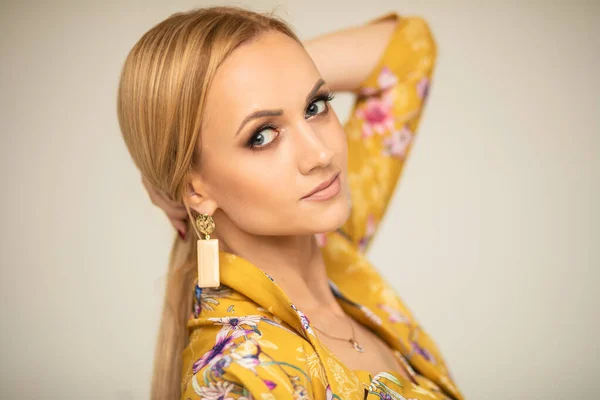 Schöne blonde Kaukasierin im modischen Ohrring. — Stockfoto