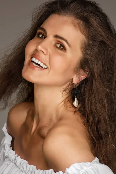 Smějící se brunetka model v close-up. — Stock fotografie