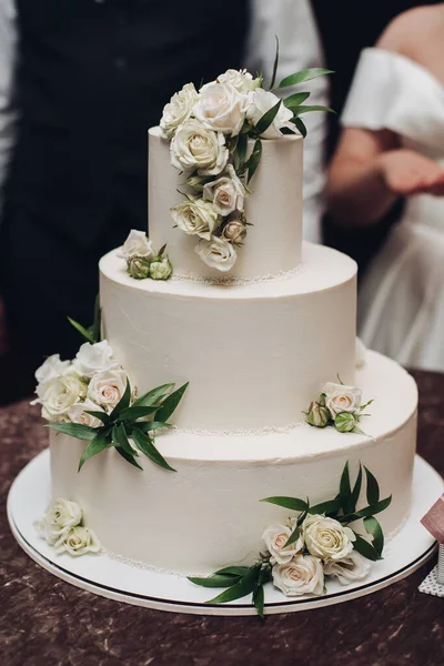 맛있는 꽃이 달린 커다란 흰색 케이크가 있습니다. — 스톡 사진