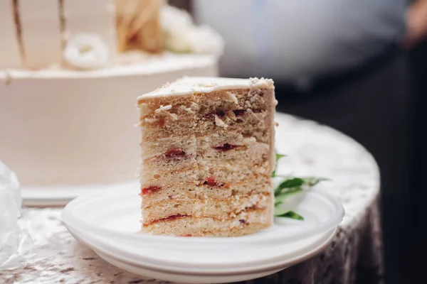 Un pedazo de un delicioso pastel en un plato en la cocina — Foto de Stock