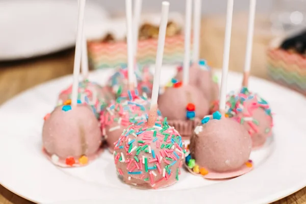 Házi készítésű desszert édes sütemények botokkal, ünnepi partiételek. Üdülési vendéglátás. Cukrászati reklámfotó — Stock Fotó
