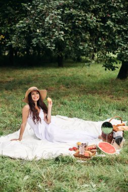 Fırını olan muhteşem beyaz kadın..