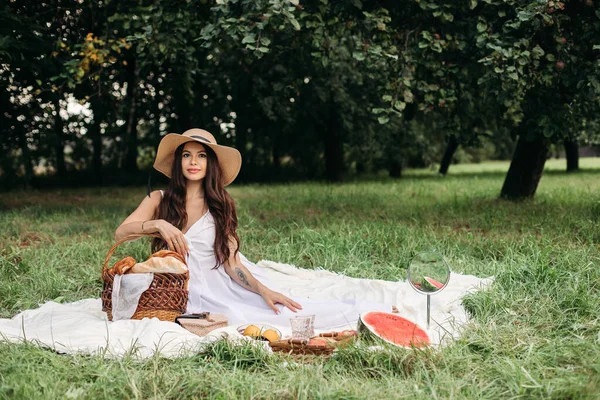Красивая белая женщина на пикнике. Фотография в полный рост — стоковое фото