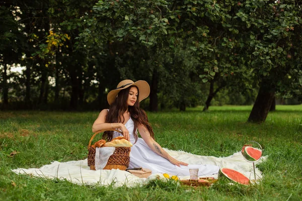 Attraente giovane signora posa vicino albero nel parco — Foto Stock