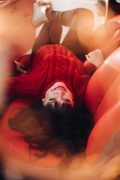 아름다운 여인 이 베개에 앉아 즐거운 시간을 보내고 있다 — 스톡 사진