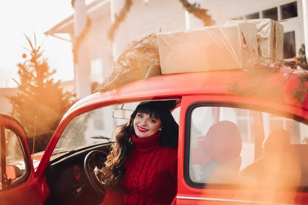 Neşeli beyaz kadın arabanın şoför koltuğunda oturur ve gülümser. — Stok fotoğraf