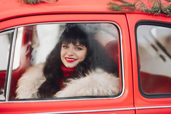 빨간 옷을 입고 빨간 차를 타고 있는 멋진 여자 — 스톡 사진